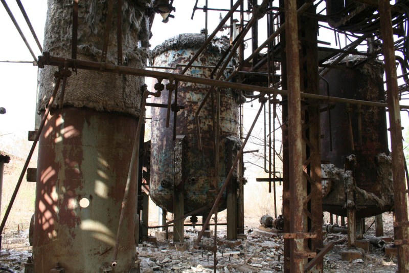 Deteriorating section of the UCIL plant near Bhopal, India. (Credit: Luca Frediani, Wikimedia)