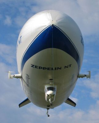 Zeppelin NT D-LZZR during low level flight, 2003 (Credit: Hansueli Krapf, Wikimedia)