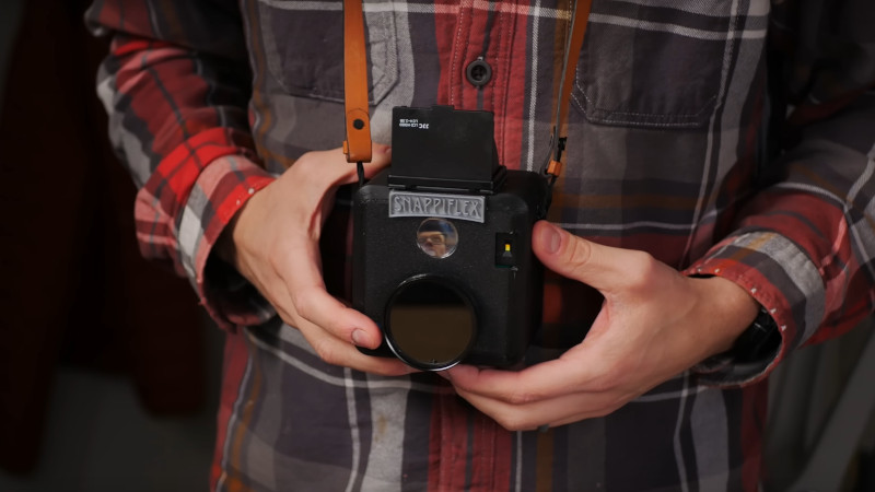 A Twin-Lens Reflex Camera That’s Not Quite What It Seems