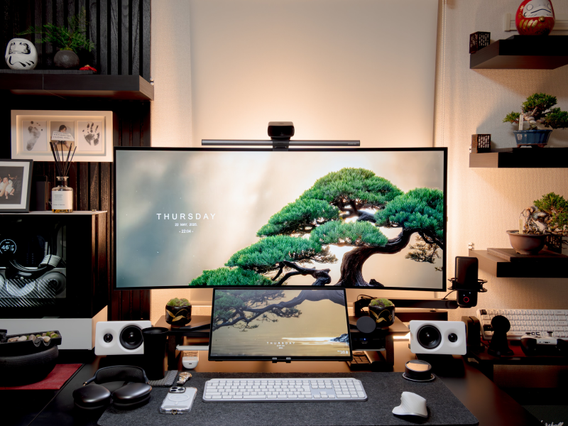 A nice setup with a bonsai wallpaper and really nice lighting.