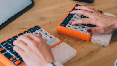 A split keyboard for users with Parkinson&#39;s. The main difference is in the keycaps, which are like little trays for your fingers.