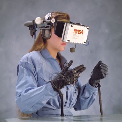 Virtual Environment Reality Workstation Technology en 1989 (casco y guantes) (Crédito: NASA)