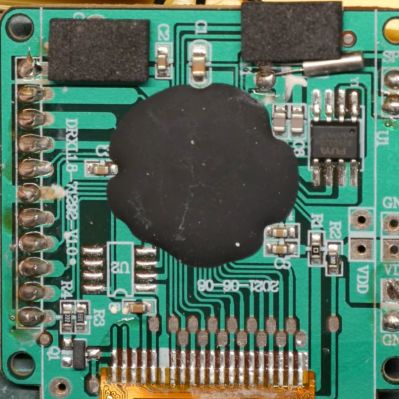 The mainboard of the mini arcade unit with its blob chip and EEPROM. (Credit: Poking Technology, YouTube)