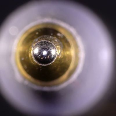 The depth of field you get with a cheap Tomlov DM9 digital microscope. Pictured is the tip of a ballpoint. (Credit: Outdoors55, YouTube)