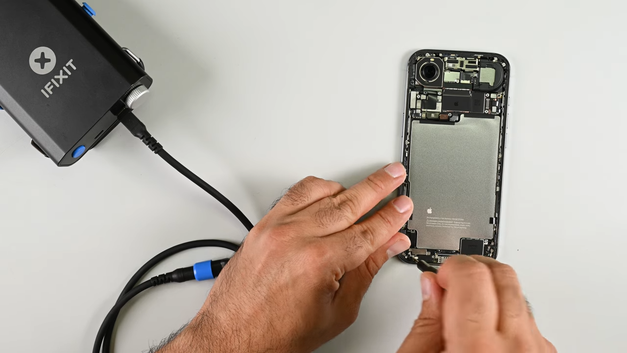 IPhone Air Still Apparently Repairable Despite Its Compact Construction