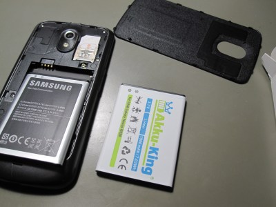 Replacing the battery in the Samsung Galaxy Nexus. (Credit: Maya Posch)
