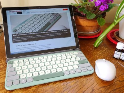 A lovely mint-green ASUS Marshmallow keyboard and fragrance-releasing mouse.
