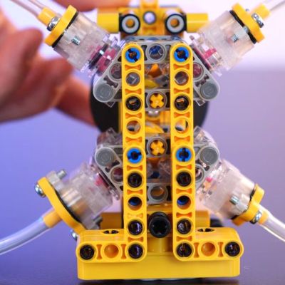 The four-piston design in radial configuration. (Credit: Jamie's Brick Jams, YouTube)