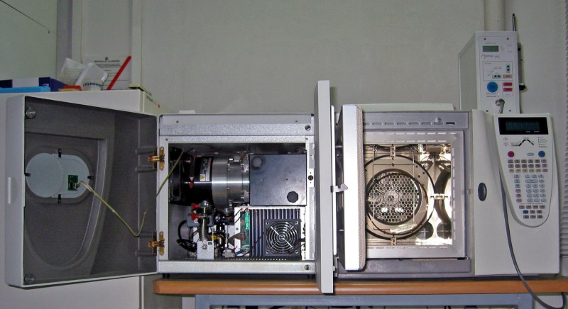 A ThermoQuest Trace 200 gas chromatograph–mass spectrometer (GCMS) with open door. (credit: Polimerek, Wikimedia)
