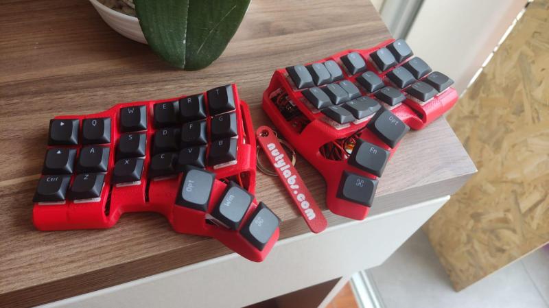 A lovely curved split in screamin' red with black key caps.