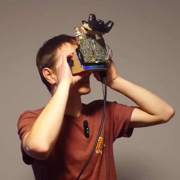 hackaday.com - Bryan Cockfield - Custom VR Headset Uses Unconventional Displays