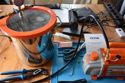 A typical cheap single-stage rotary vane pump kit. (Credit: Maya Posch)