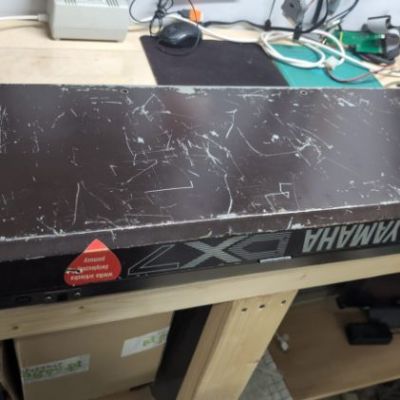 Just a hint of cosmetic damage on this Yamaha DX7. (Credit: Drygol)