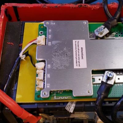 Close-up of the BMS. (Credit: Kerry Wong, YouTube)