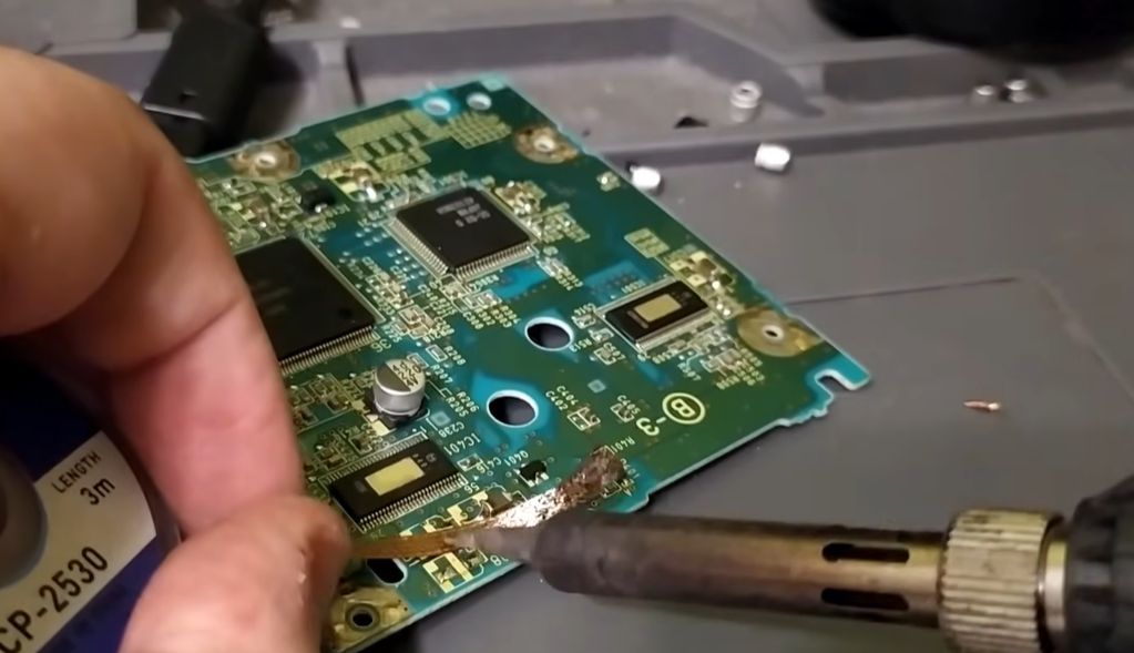 Fixing a GameCube s Dodgy Optical Drive With Fresh Capacitors