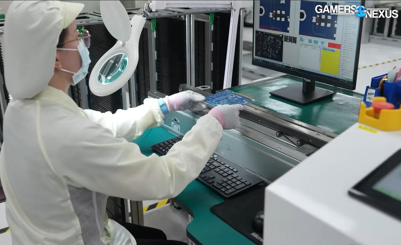 Inspección manual de una PCB rechazada por la automatización. (Crédito: Gamers Nexus, YouTube)