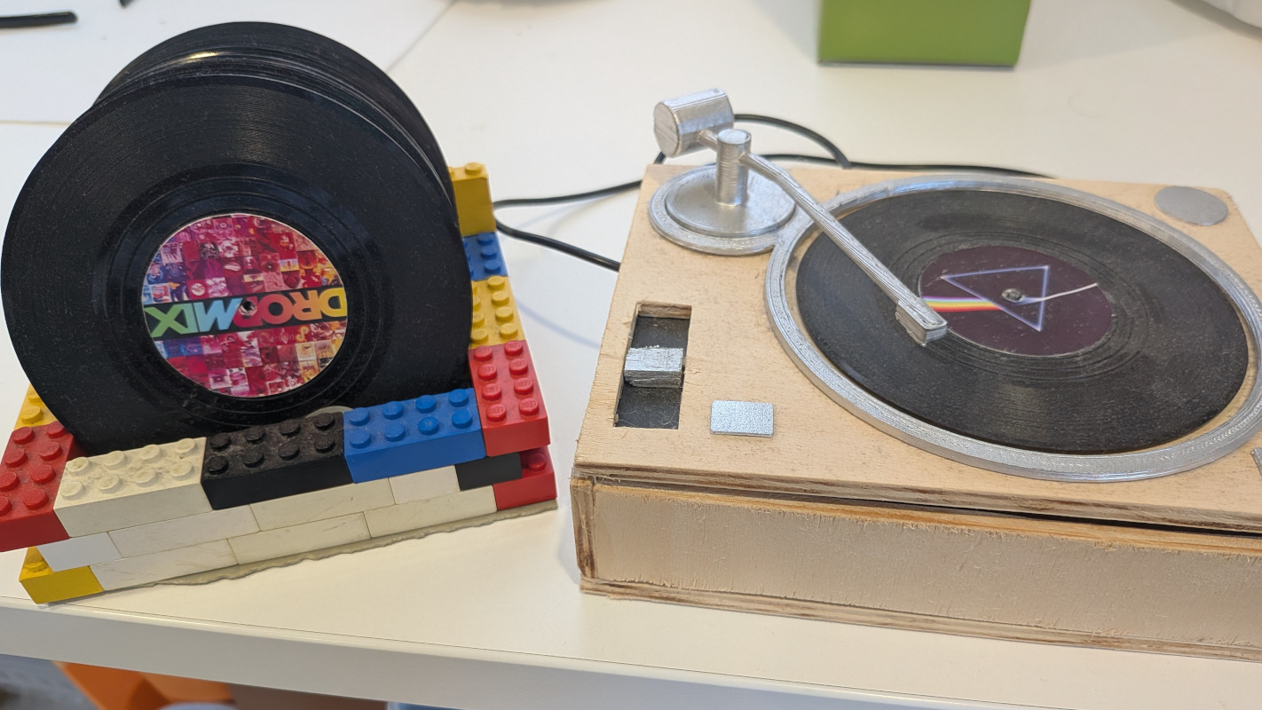 NFC Record Player Promotes Intentional Listening
