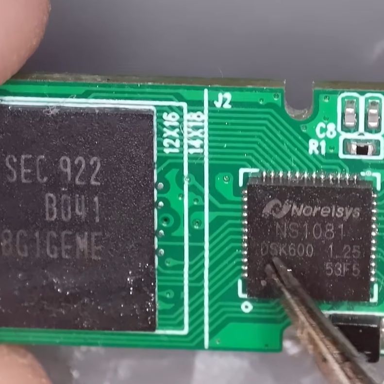 Chip eMMC reciclado en la carrier board