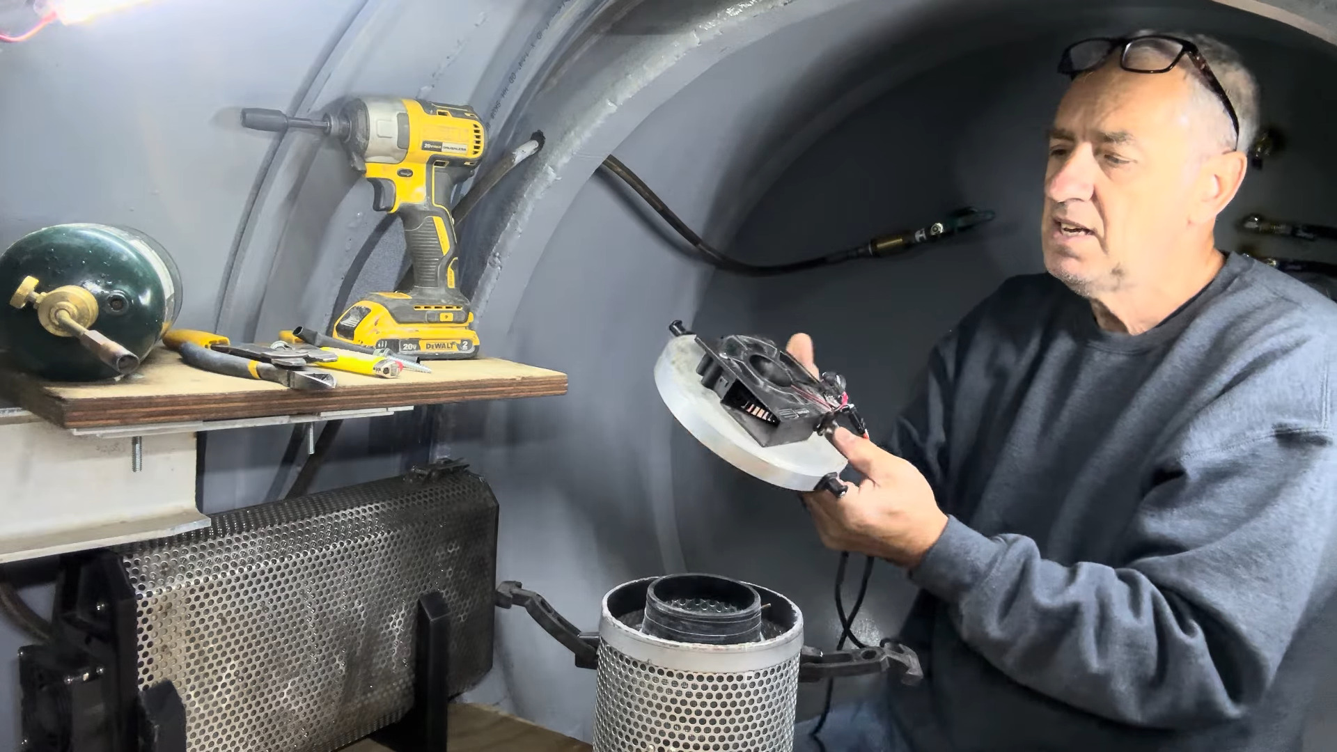 DIY CO2 Scrubber in DIY Sub by a Hacker Braver Than Most