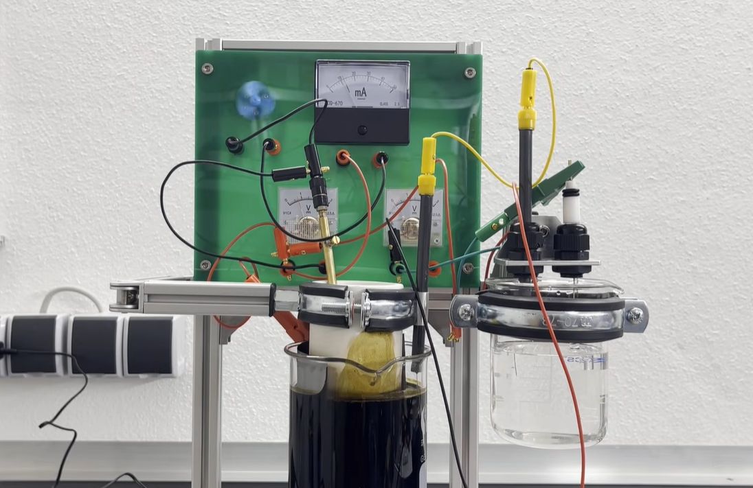 Building an Organic Flow Battery Based on Green Tea