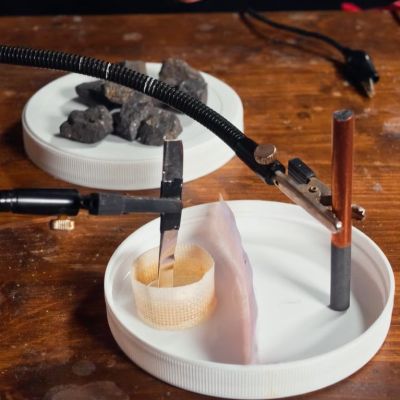 Setup for electrolysing iron ore. (Credit: NightHawkInLight, YouTube)