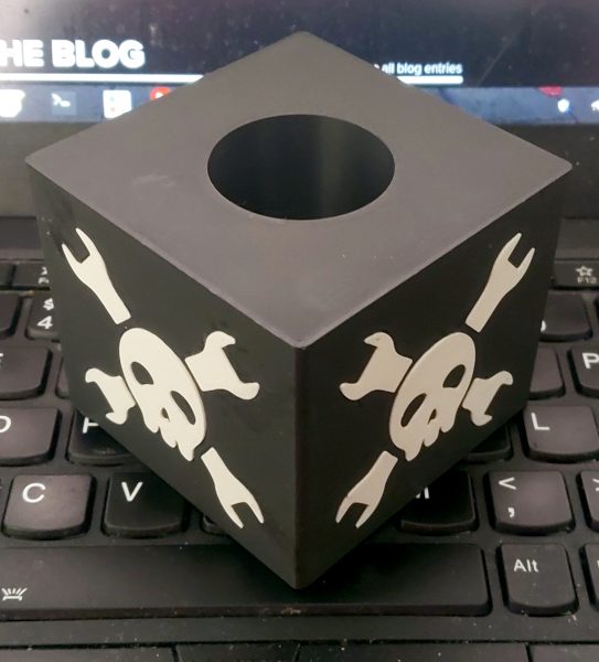 Cubo con micrófono usado durante las entrevistas en BornHack.