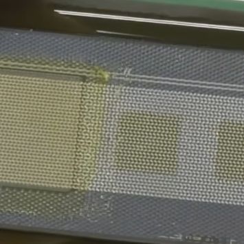 Detail of the nanopore chip. (Credit: mikeselectricstuff, YouTube)