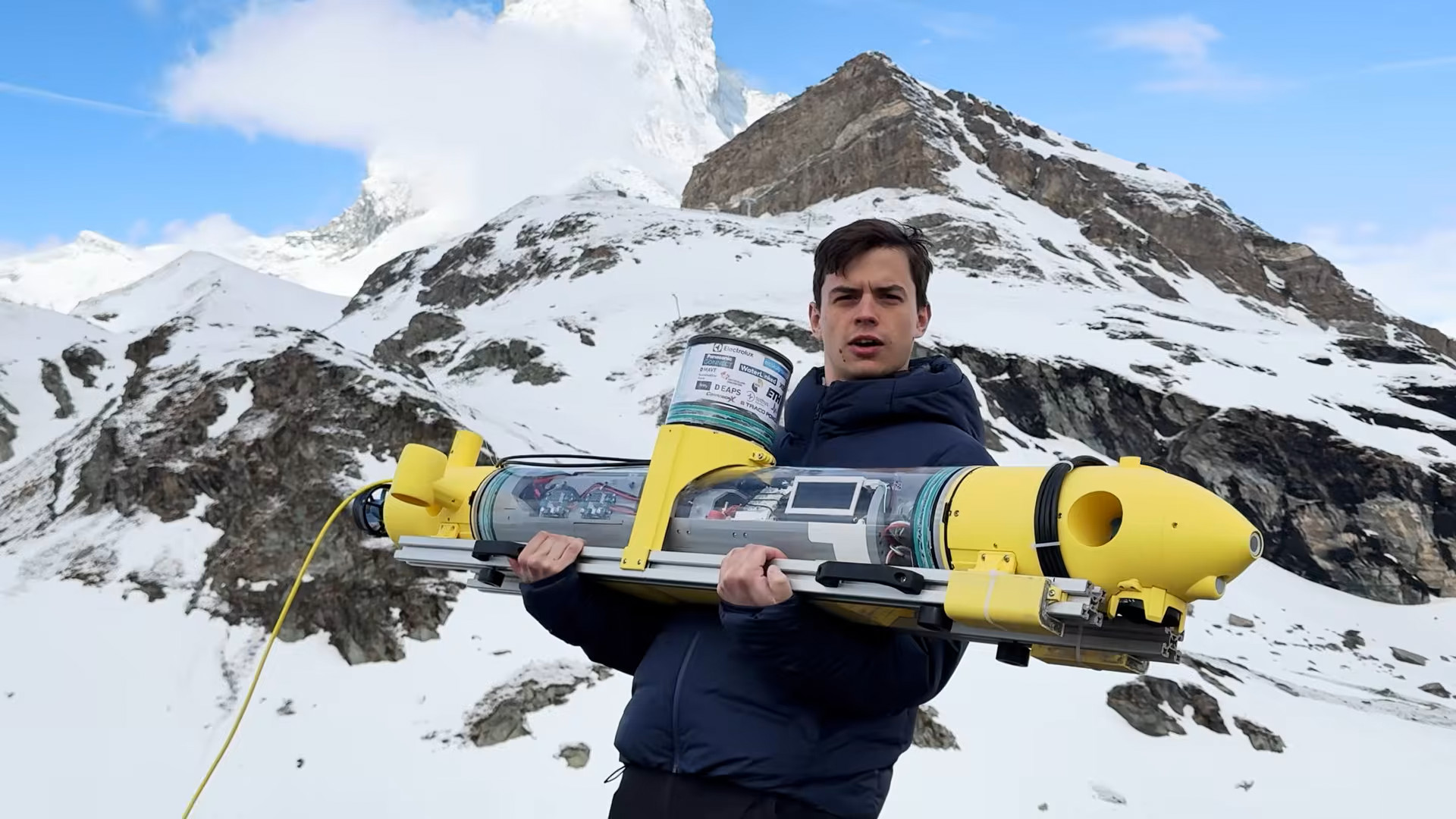 Submersible drone analyzes ice