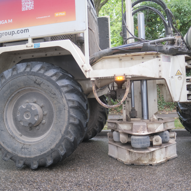 Small vibrotruck, small exciter plate