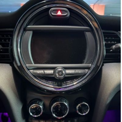 The old iDrive infotainment system in the Mini. (Credit: Arkandas)
