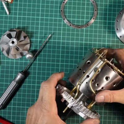 DIY Jet Turbine ระหว่างการประกอบชิ้นส่วนเข้าด้วยกัน