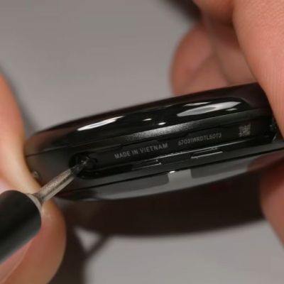 No heat gun required, just undo the latch on the side of the watch. (Credit: iFixit, YouTube)