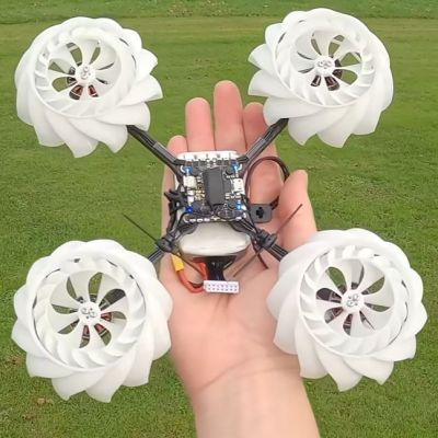 Quadcopter ขณะจอดพร้อม radial impeller บนมอเตอร์ทั้งสี่ตำแหน่ง