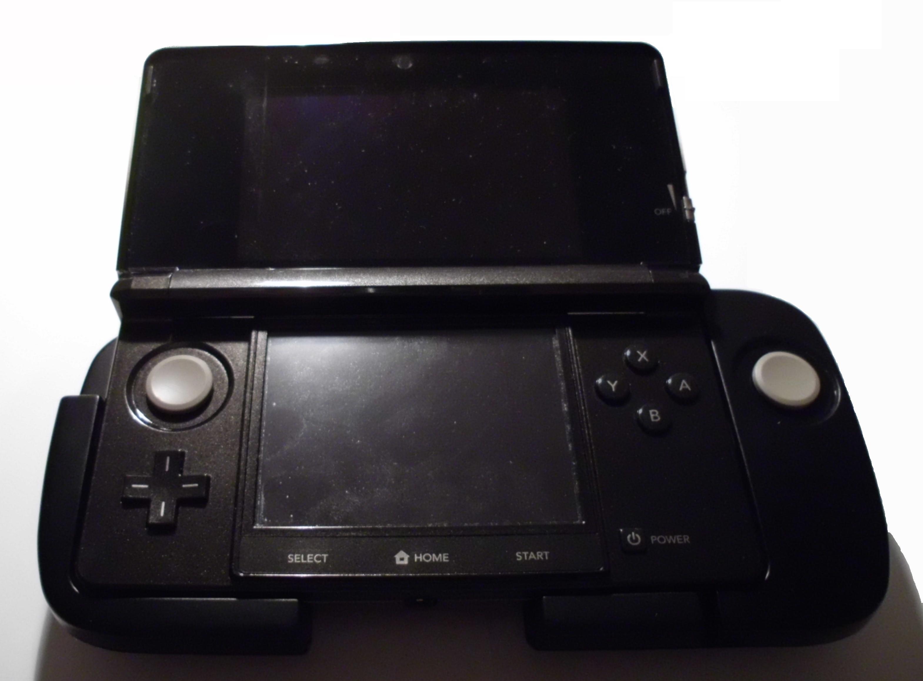 Nintendo 3DS with Circle Pad Pro accessory installed. (Credit: Umweltschützen, Wikimedia)