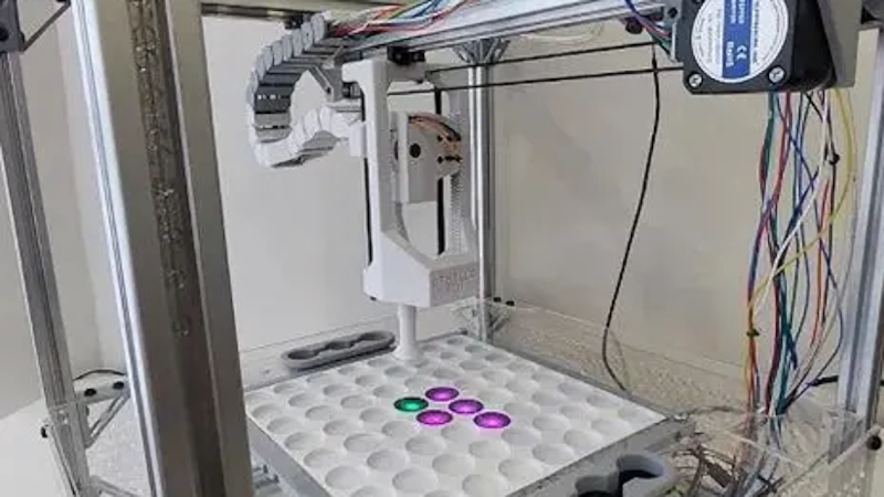 Robot Picks up Othello