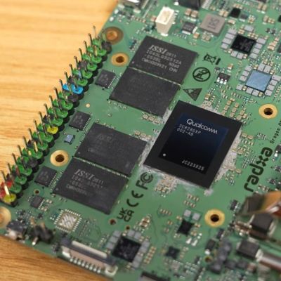 Qualcomm SC8280XP Snapdragon 8cx Gen 3 บน Radxa Dragon Q8B