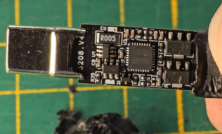 Teardown of an USB-C Cable with integrated LCD